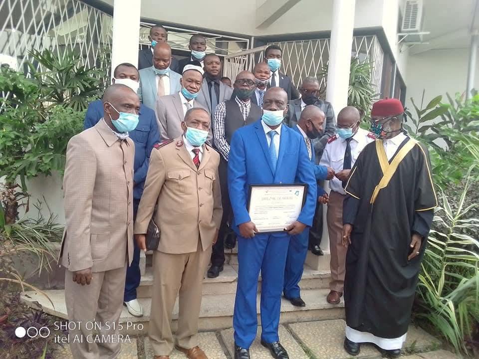 Remise du diplôme de mérite au Révérend Elebe Kapalay Delphin